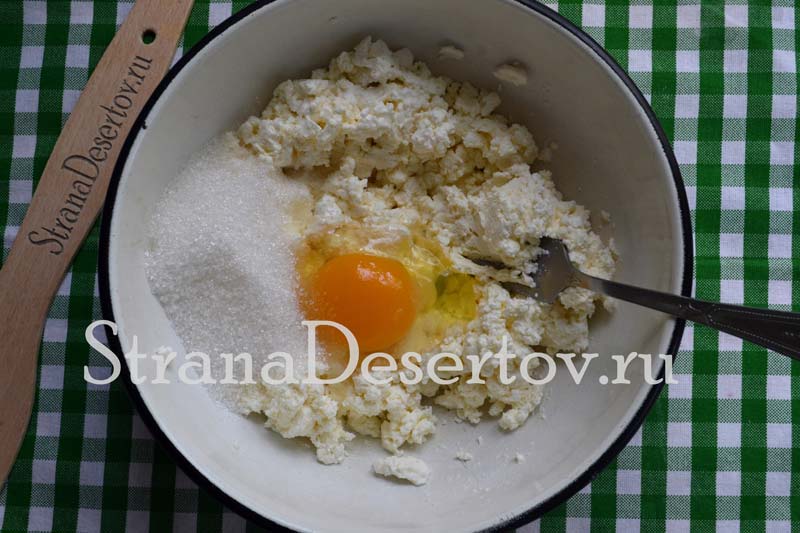 добавление яйца и сахара