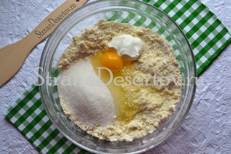добавление яйца, муки и сахара