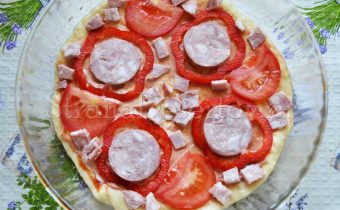 пицца с колбасой